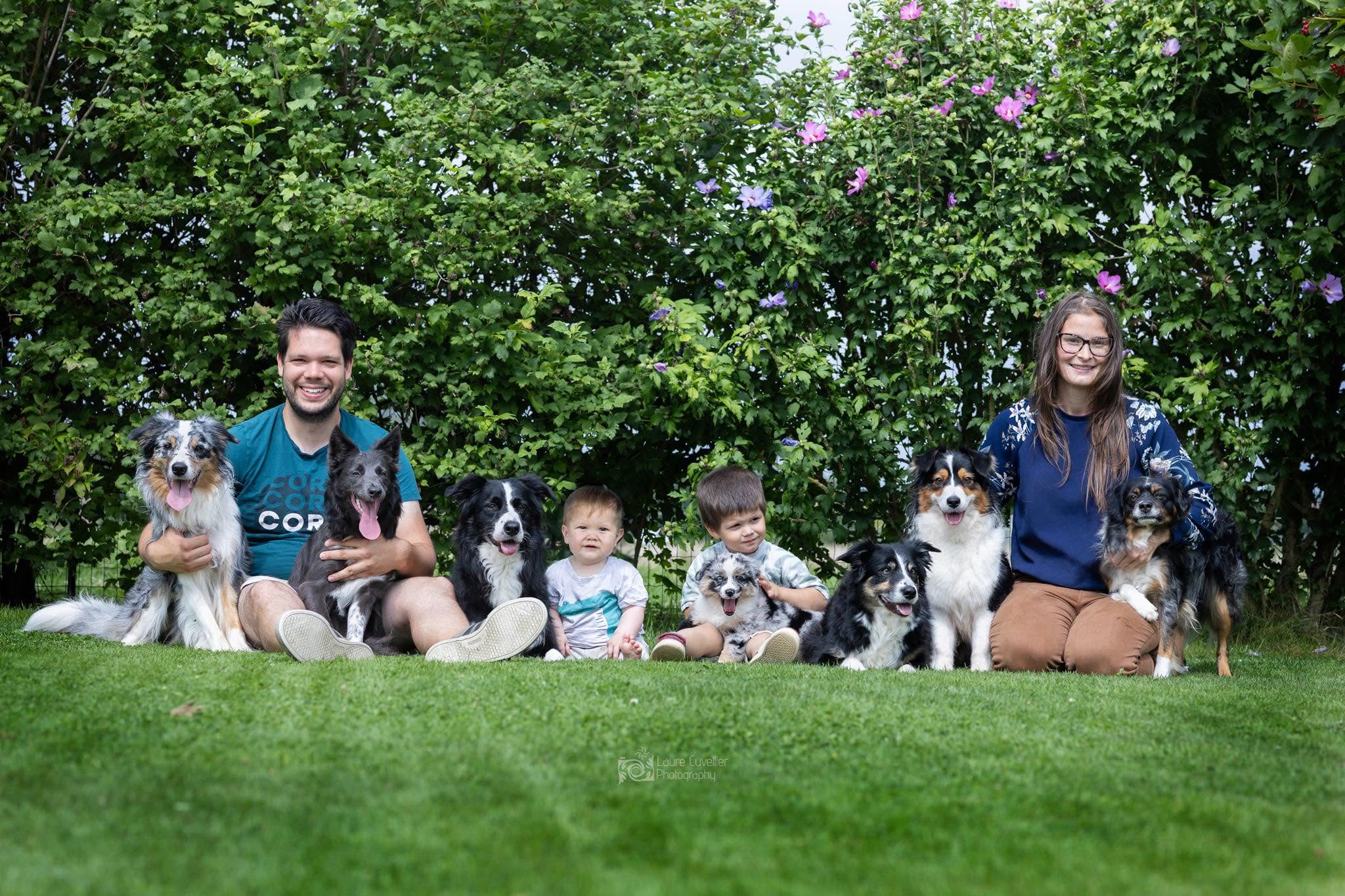 Wendy, Alexis, leurs enfants et leurs chiens dans le jardin